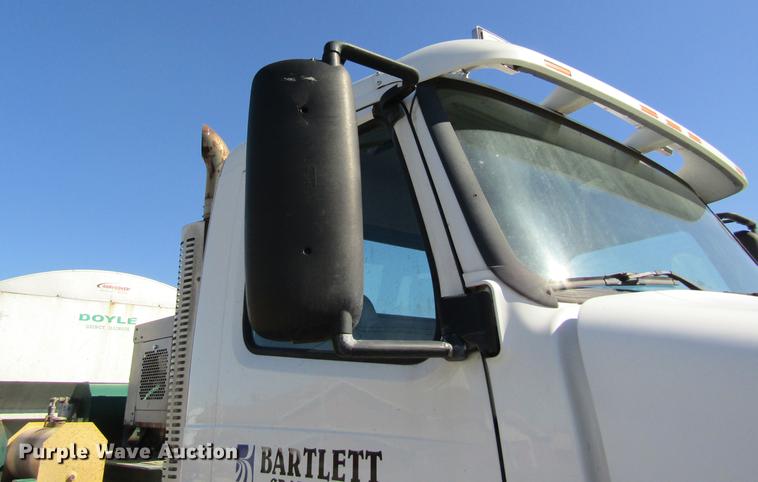 image for item DB5961 2001 Volvo VNM semi truck