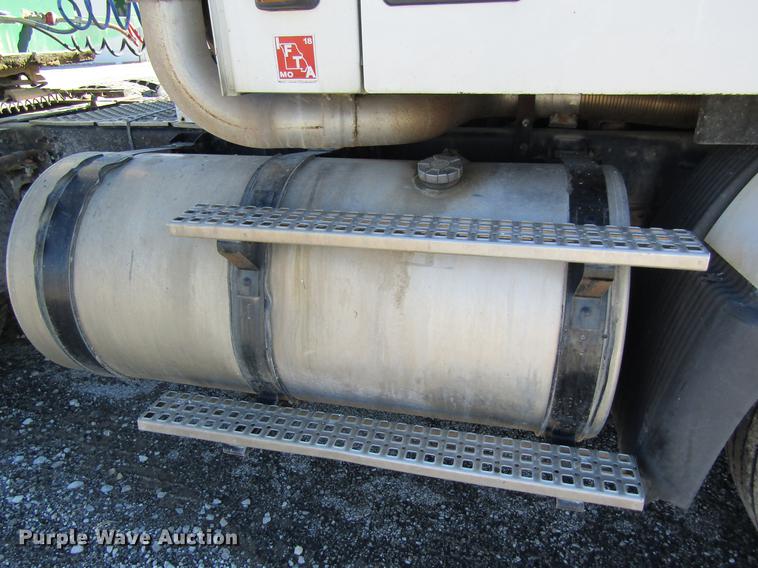 image for item DB5961 2001 Volvo VNM semi truck