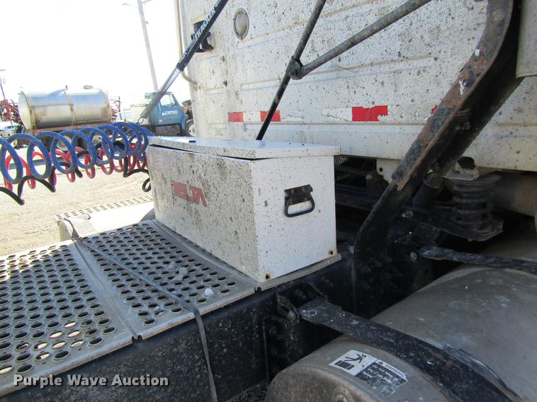 image for item DB5961 2001 Volvo VNM semi truck