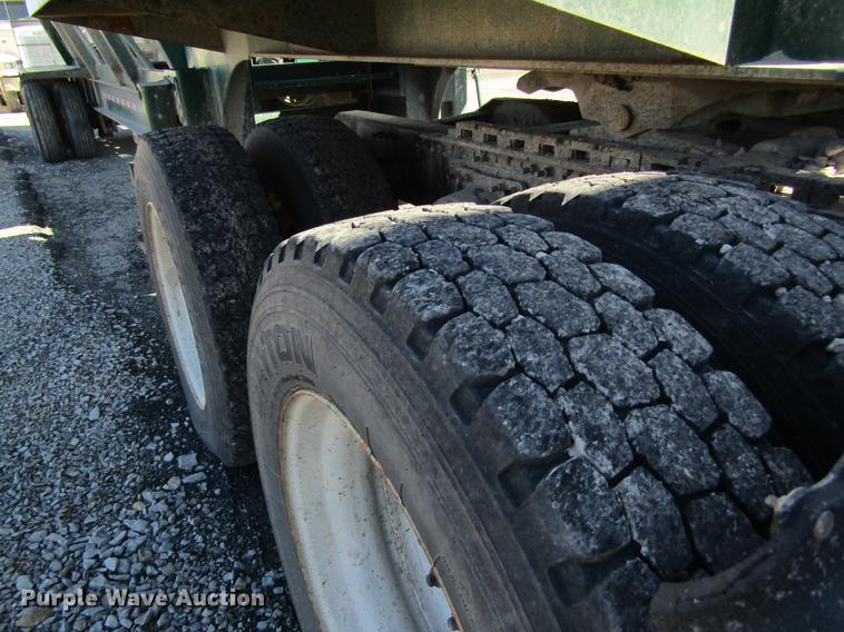 image for item DB5961 2001 Volvo VNM semi truck