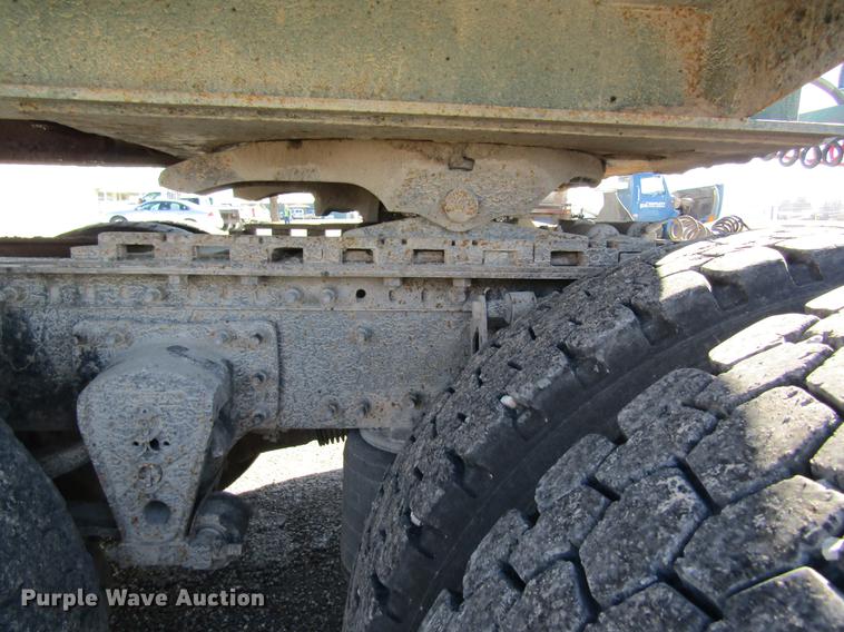 image for item DB5961 2001 Volvo VNM semi truck