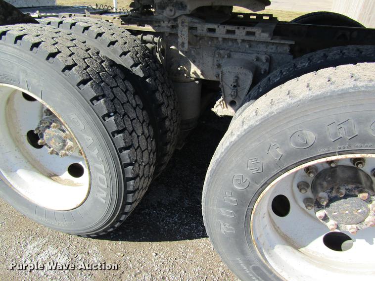 image for item DB5961 2001 Volvo VNM semi truck