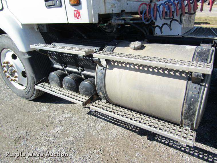 image for item DB5961 2001 Volvo VNM semi truck