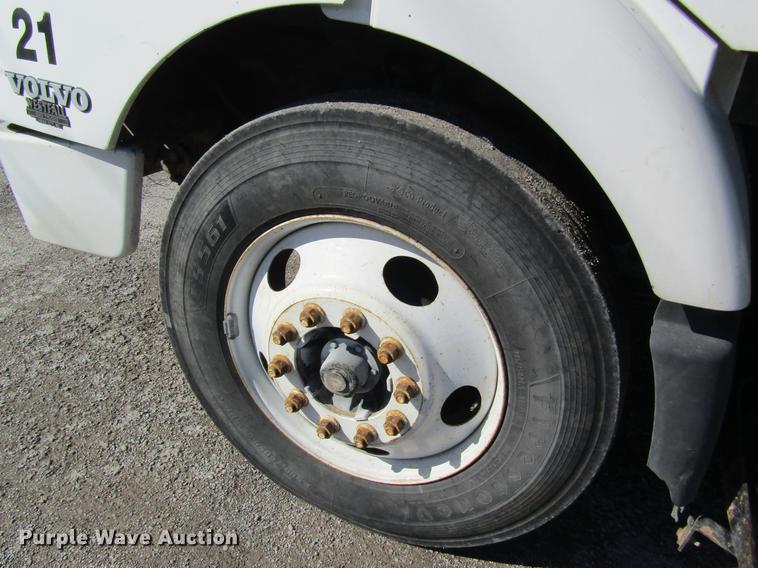 image for item DB5961 2001 Volvo VNM semi truck