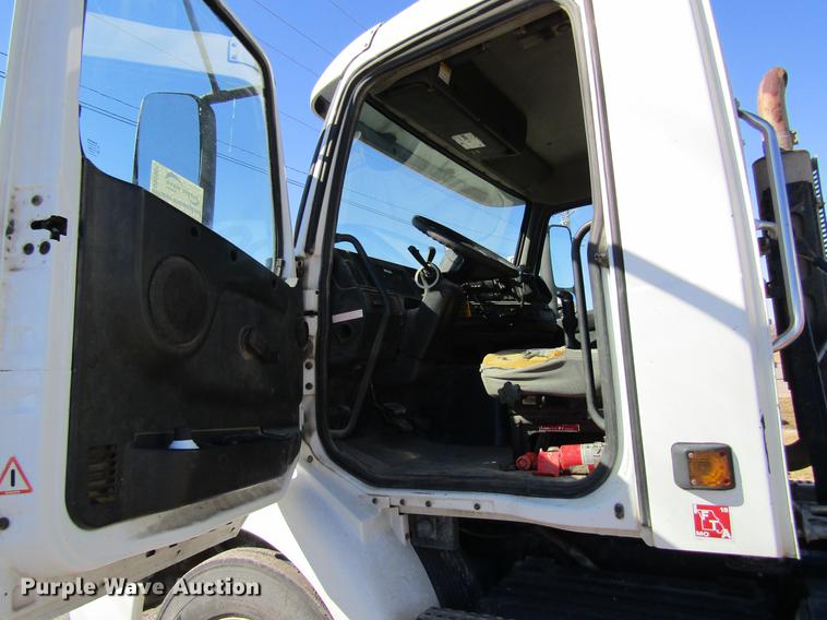 image for item DB5961 2001 Volvo VNM semi truck