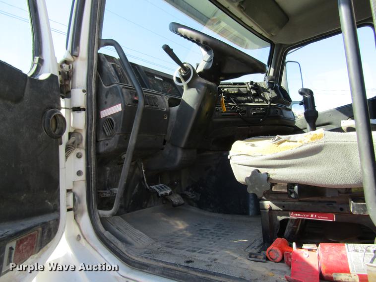 image for item DB5961 2001 Volvo VNM semi truck