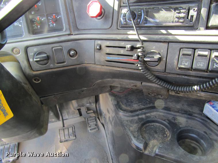 image for item DB5961 2001 Volvo VNM semi truck