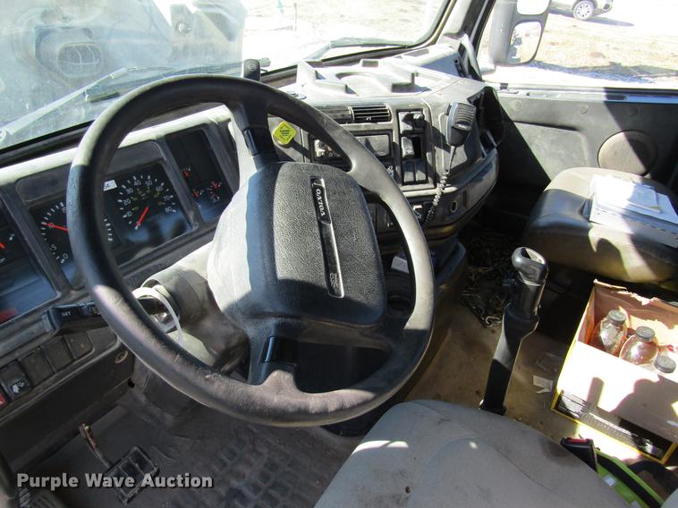 image for item DB5961 2001 Volvo VNM semi truck