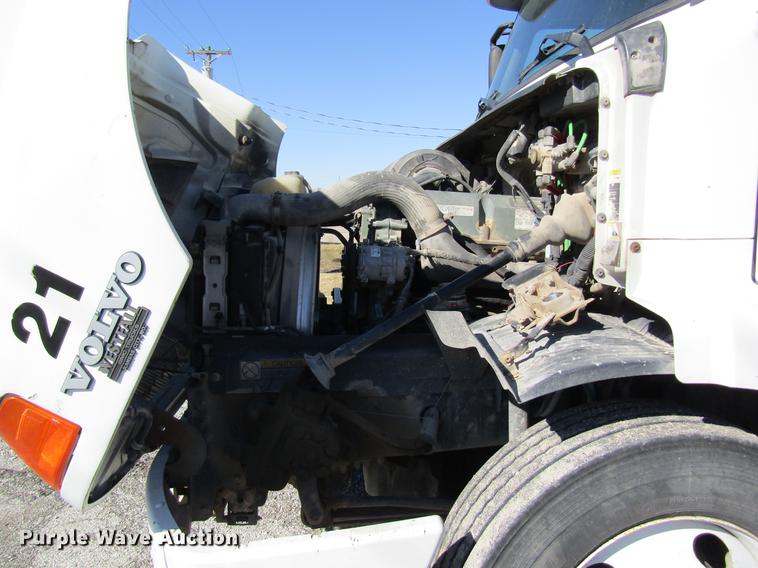 image for item DB5961 2001 Volvo VNM semi truck