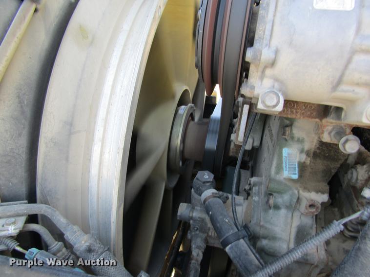 image for item DB5961 2001 Volvo VNM semi truck