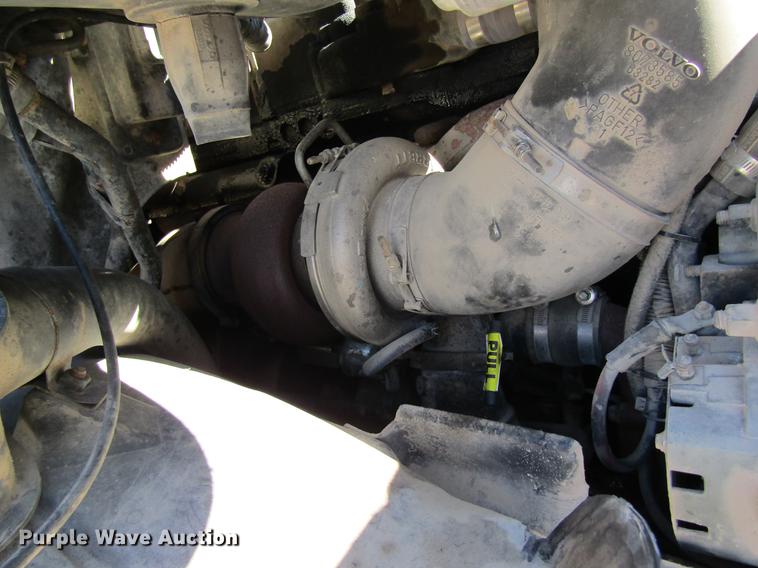 image for item DB5961 2001 Volvo VNM semi truck