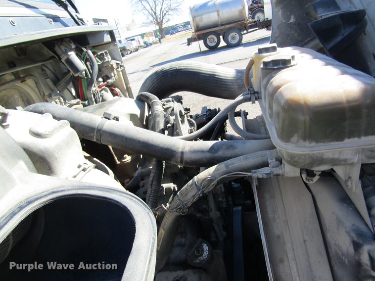 image for item DB5961 2001 Volvo VNM semi truck