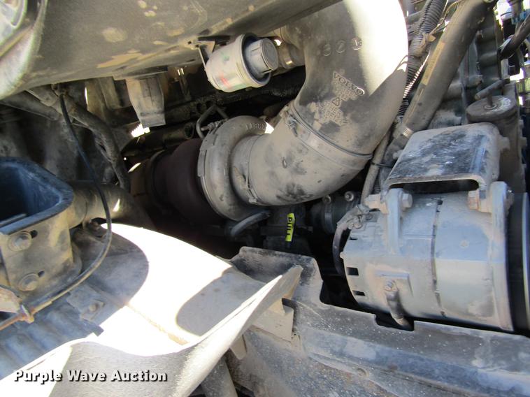 image for item DB5961 2001 Volvo VNM semi truck