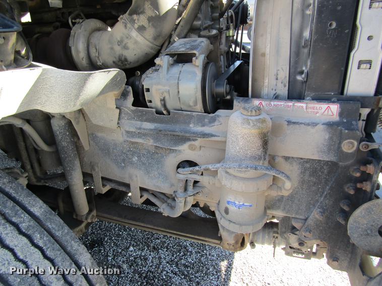 image for item DB5961 2001 Volvo VNM semi truck