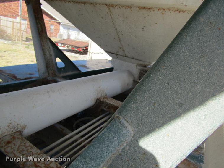 image for item DB5962 2010 Doyle dry fertilizer tender trailer