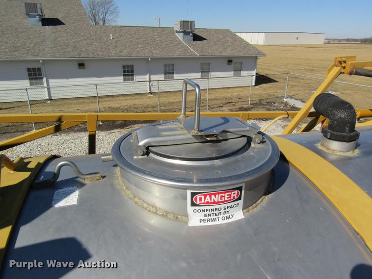 image for item DB5966 2005 Ag-Chem TerraGator 6103 self-propelled sprayer