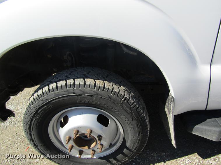 image for item DB5968 2013 Ford F350 Super Duty flatbed pickup truck