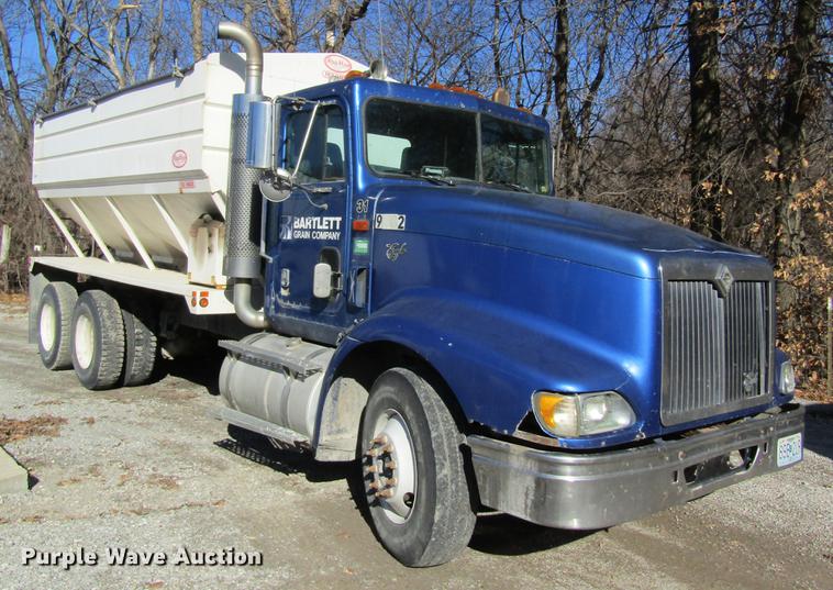 image for item DB5977 1999 International Eagle 9400 dry fertilizer tender truck