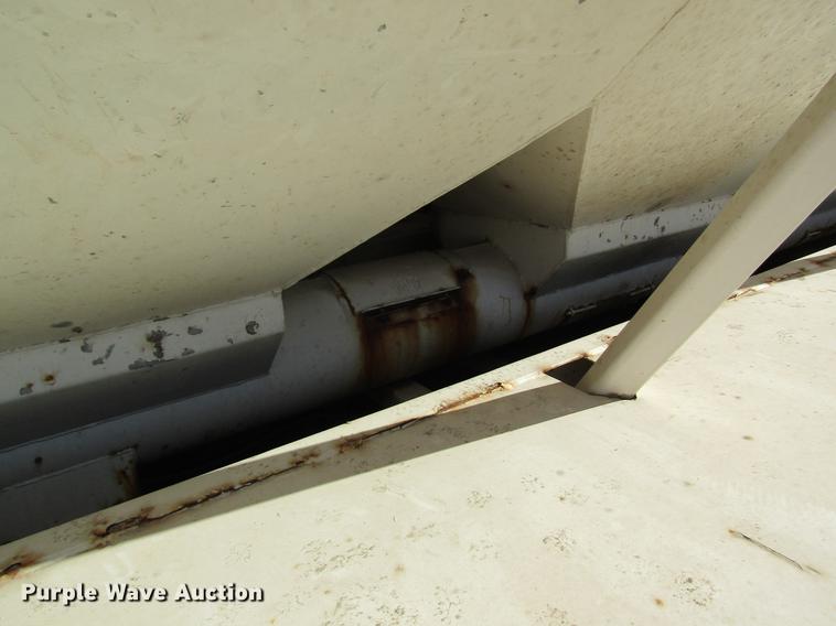 image for item DB5977 1999 International Eagle 9400 dry fertilizer tender truck