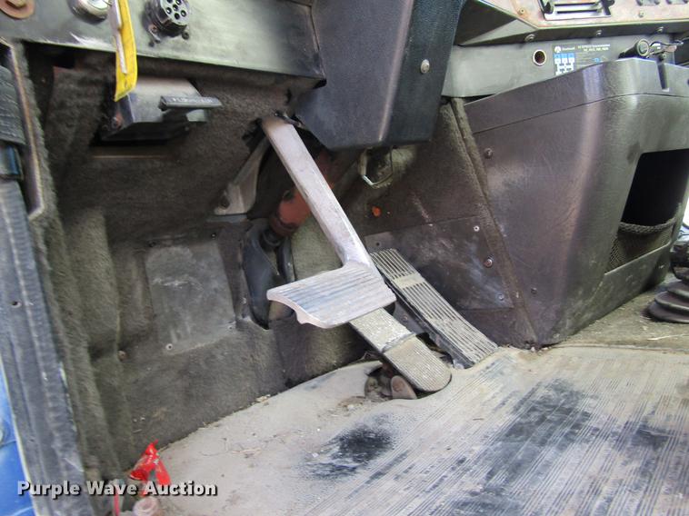 image for item DB5977 1999 International Eagle 9400 dry fertilizer tender truck