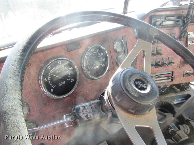 image for item DB5977 1999 International Eagle 9400 dry fertilizer tender truck