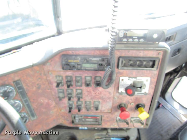 image for item DB5977 1999 International Eagle 9400 dry fertilizer tender truck