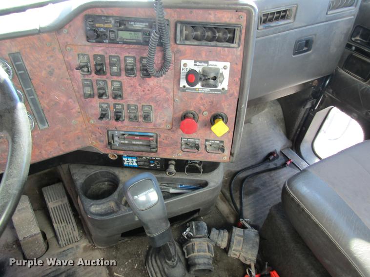 image for item DB5977 1999 International Eagle 9400 dry fertilizer tender truck