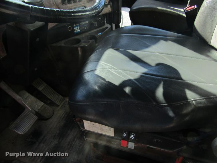 image for item DB5977 1999 International Eagle 9400 dry fertilizer tender truck