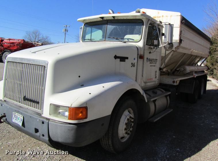 image for item DB5978 1994 International 9400 dry fertilizer tender truck
