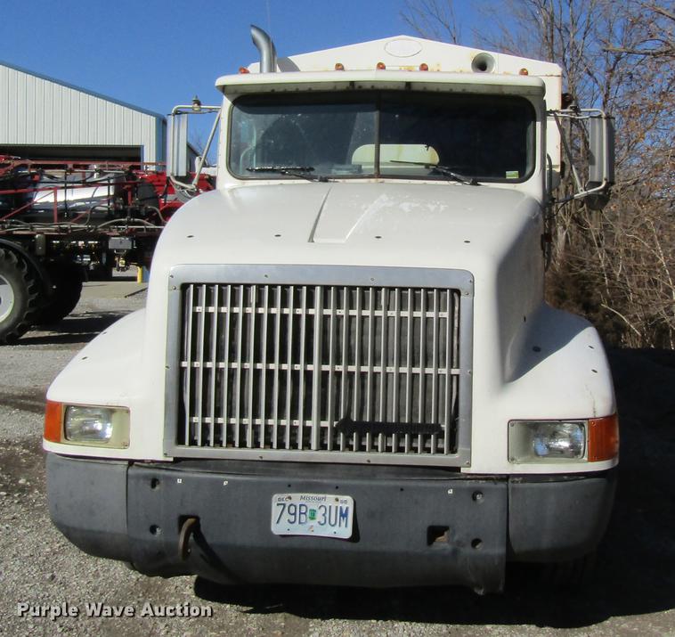 image for item DB5978 1994 International 9400 dry fertilizer tender truck