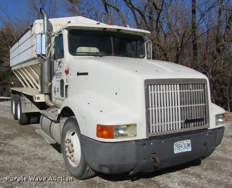 image for item DB5978 1994 International 9400 dry fertilizer tender truck