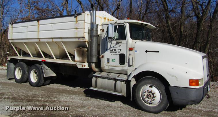 image for item DB5978 1994 International 9400 dry fertilizer tender truck