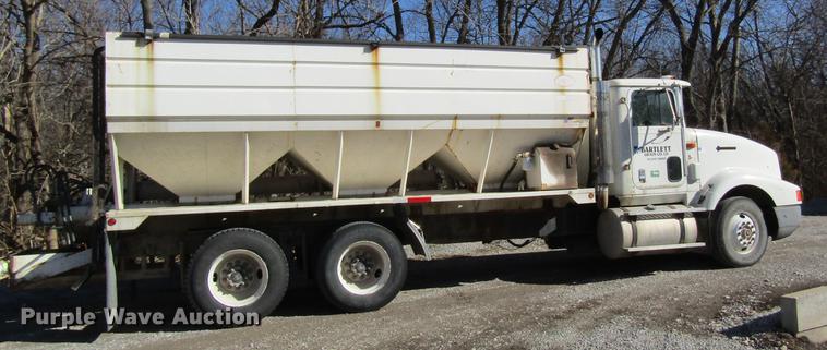 image for item DB5978 1994 International 9400 dry fertilizer tender truck