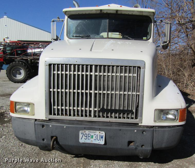 image for item DB5978 1994 International 9400 dry fertilizer tender truck