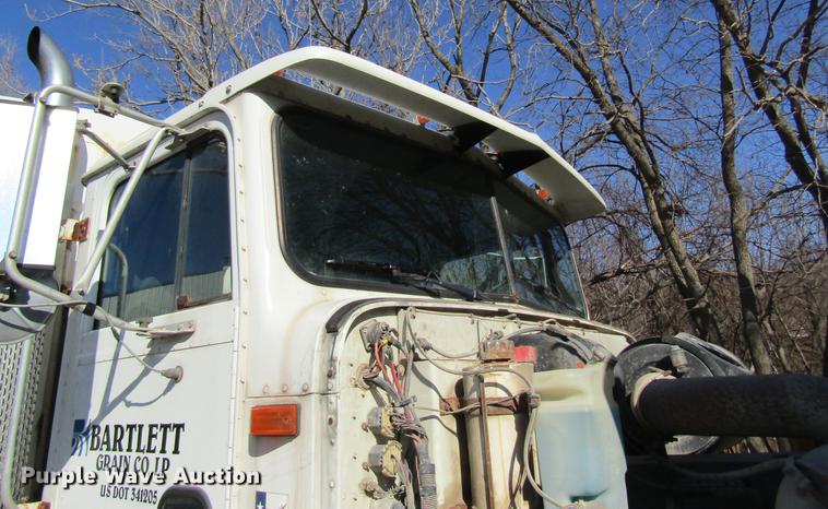 image for item DB5978 1994 International 9400 dry fertilizer tender truck