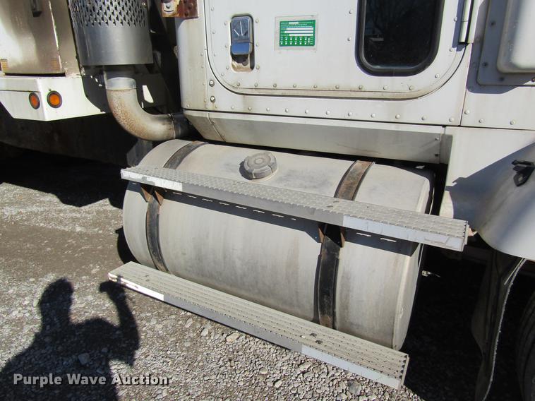 image for item DB5978 1994 International 9400 dry fertilizer tender truck