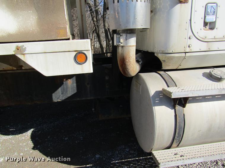 image for item DB5978 1994 International 9400 dry fertilizer tender truck