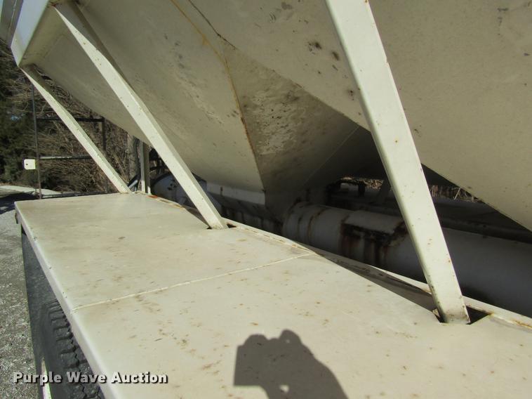 image for item DB5978 1994 International 9400 dry fertilizer tender truck