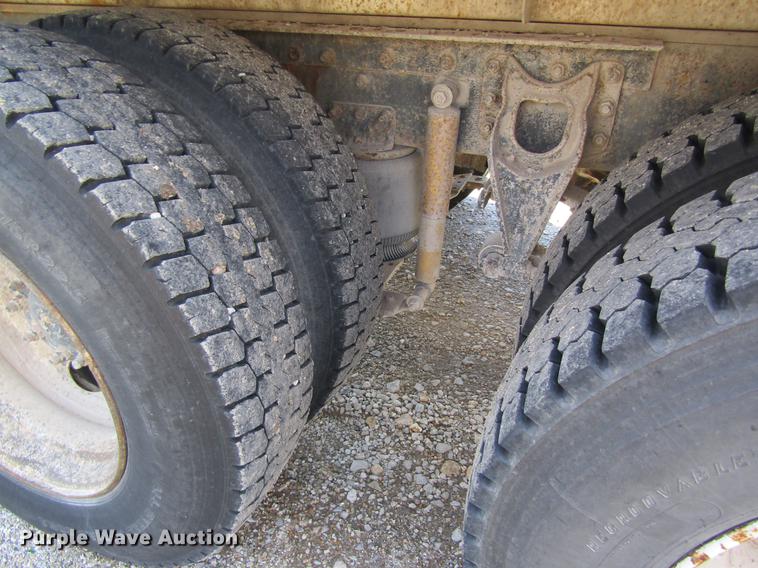 image for item DB5978 1994 International 9400 dry fertilizer tender truck