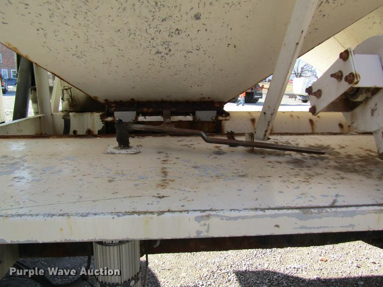 image for item DB5978 1994 International 9400 dry fertilizer tender truck