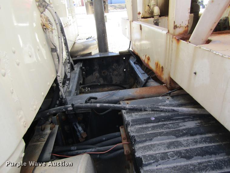 image for item DB5978 1994 International 9400 dry fertilizer tender truck