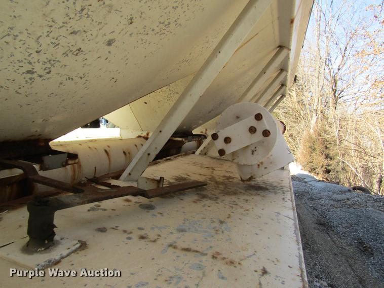 image for item DB5978 1994 International 9400 dry fertilizer tender truck