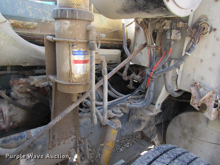 image for item DB5978 1994 International 9400 dry fertilizer tender truck