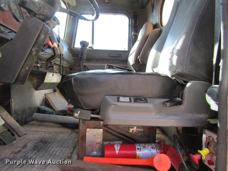 image for item DB5978 1994 International 9400 dry fertilizer tender truck