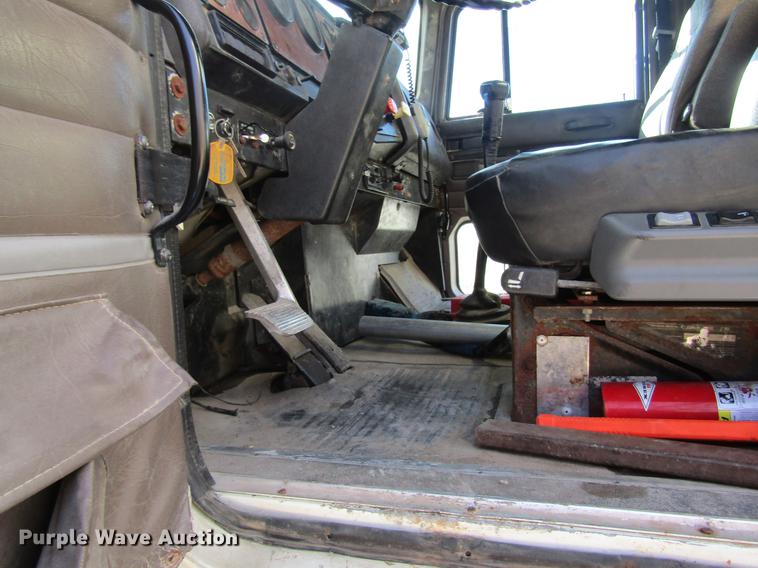 image for item DB5978 1994 International 9400 dry fertilizer tender truck