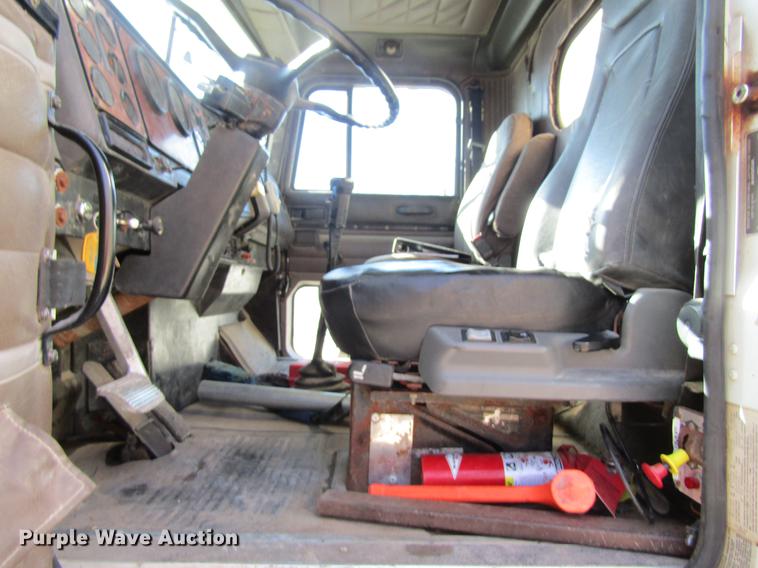 image for item DB5978 1994 International 9400 dry fertilizer tender truck