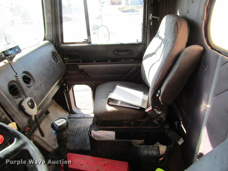 image for item DB5978 1994 International 9400 dry fertilizer tender truck