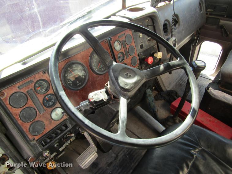 image for item DB5978 1994 International 9400 dry fertilizer tender truck