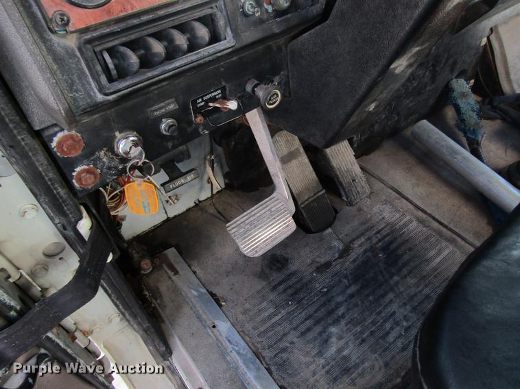 image for item DB5978 1994 International 9400 dry fertilizer tender truck