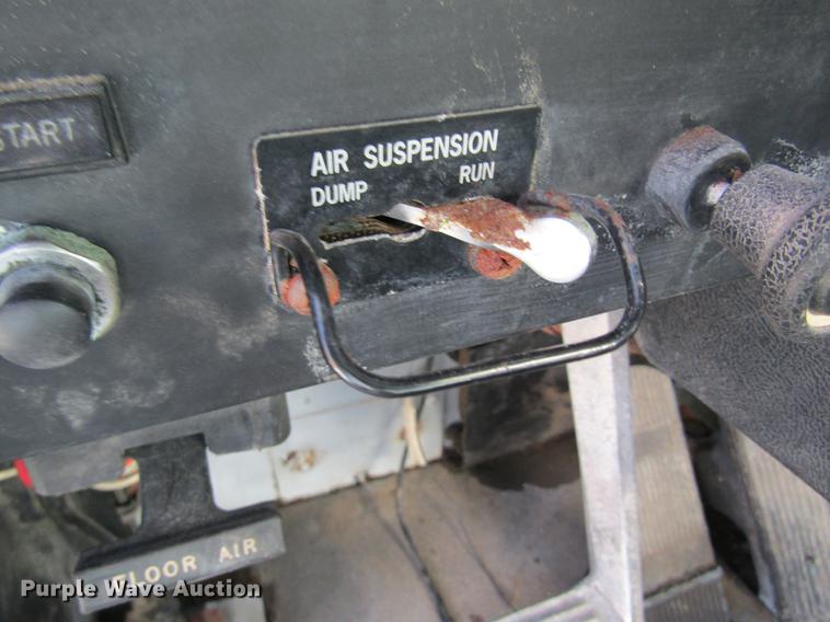 image for item DB5978 1994 International 9400 dry fertilizer tender truck